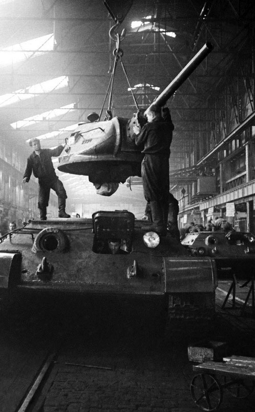 Завод «Красное Сормово». В цехе сборки танков. г. Горький, 1944 г..jpg Завод «Красное Сормово». В цехе сборки танков. г. Горький, 1944 г..jpg
