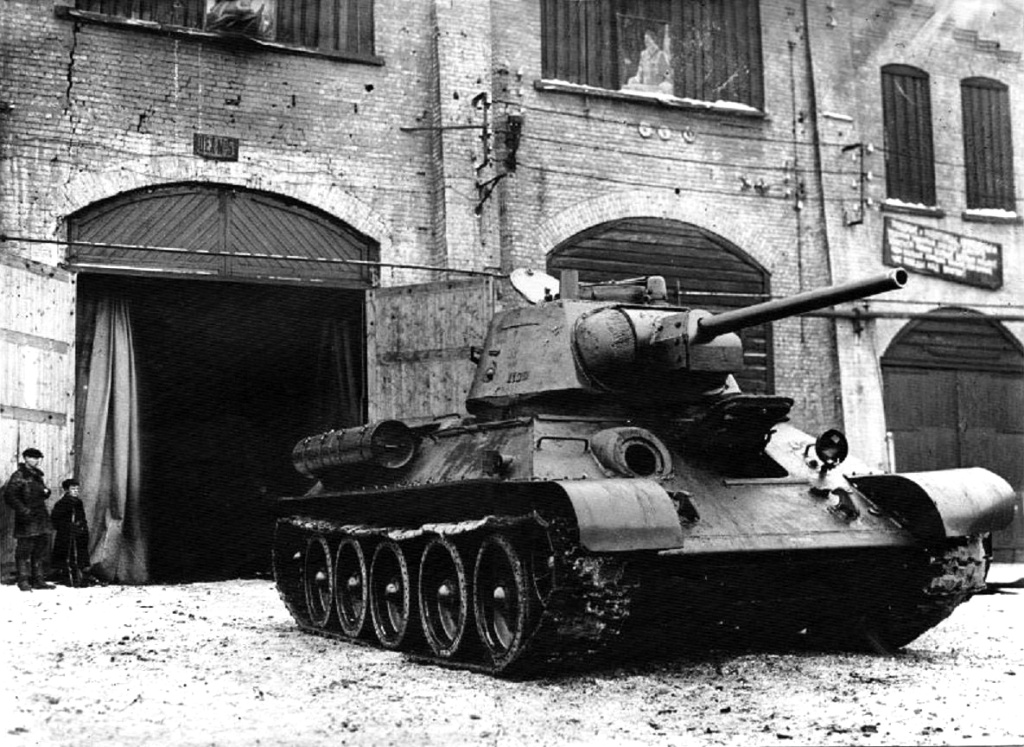 1944. Т-34-76 выходит из цеха завода КС.jpg 1944. Т-34-76 выходит из цеха завода КС.jpg