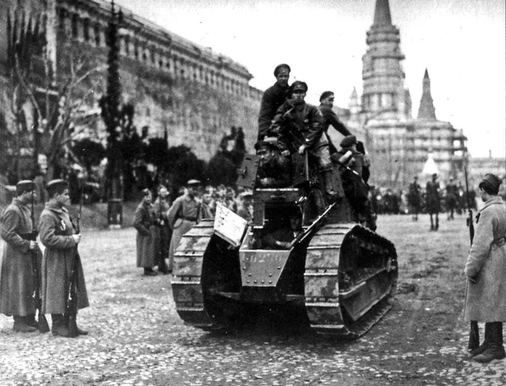 Сормовский танк на Красной площади в Москве. Декабрь 1920 году.jpg