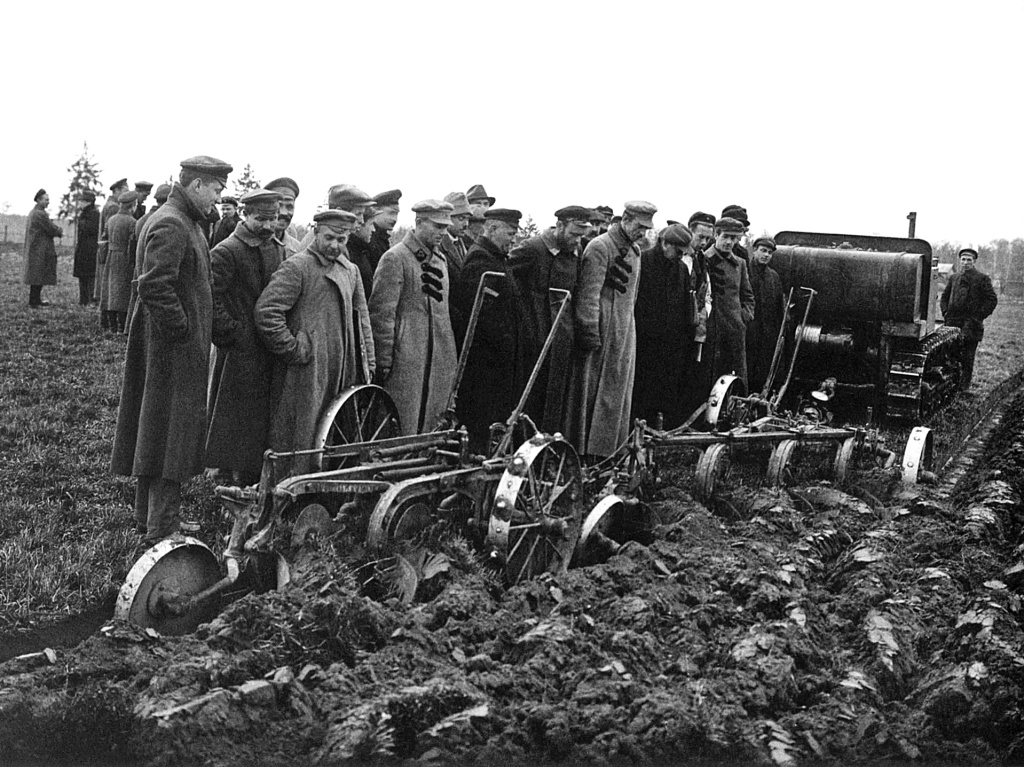 Первые советские трактора. Танки были им в помощь.jpg