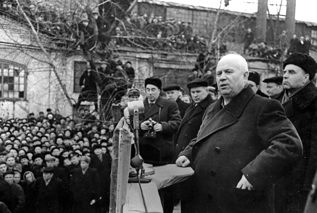 10. Хрущёв на заводе, 1957.jpg