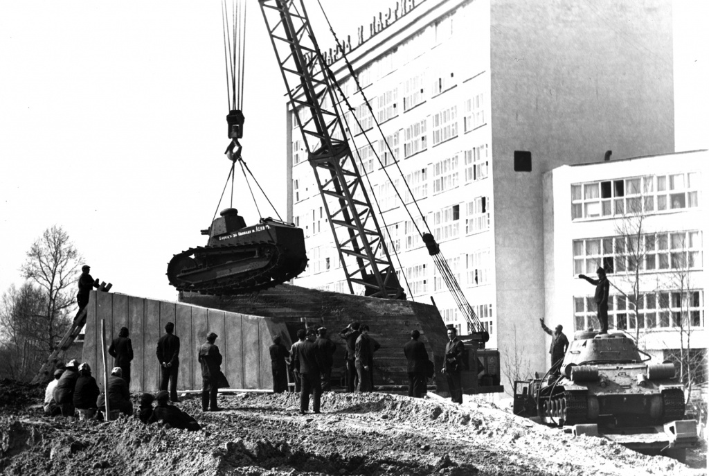 24. установка танкового мемориала. 1980.jpg