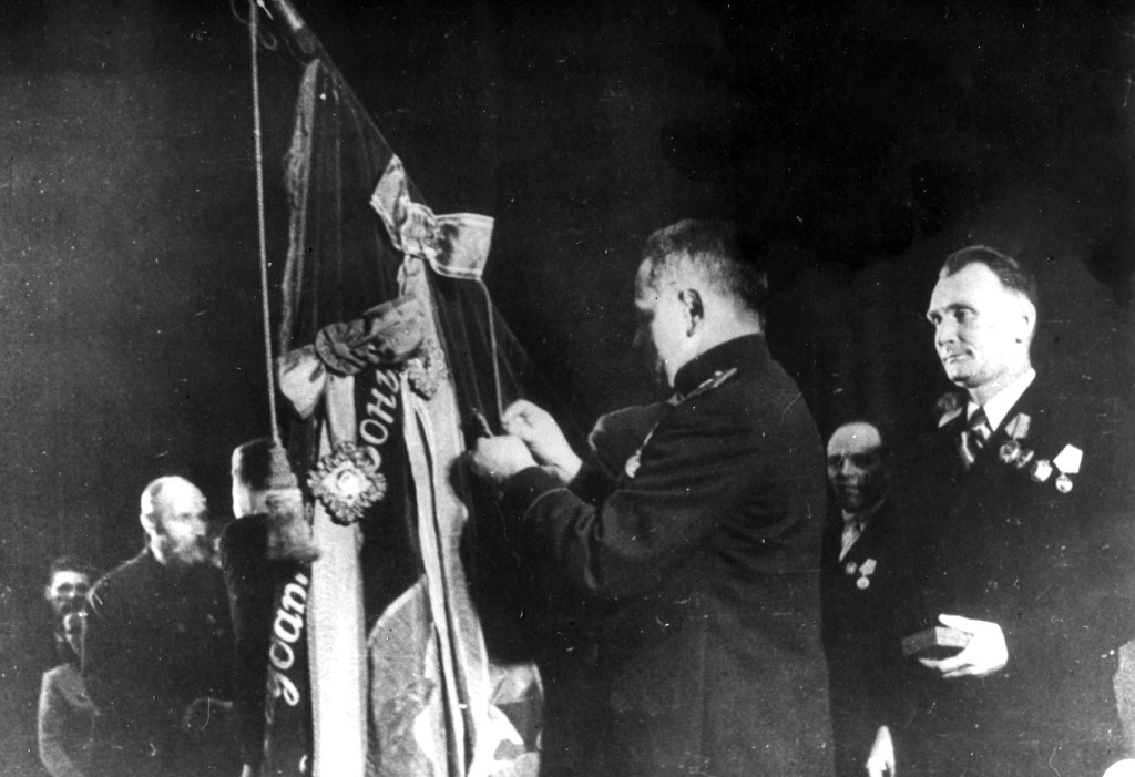 Е.Э. Рубинчик прикрепляет Орден на Знамя завода. 1945.jpg Е.Э. Рубинчик прикрепляет Орден на Знамя завода. 1945.jpg