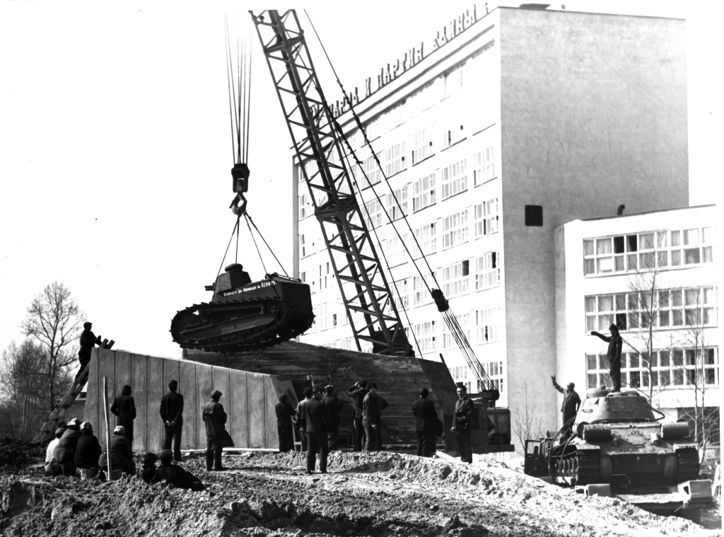 установка танкового мемориала. 1980.jpg