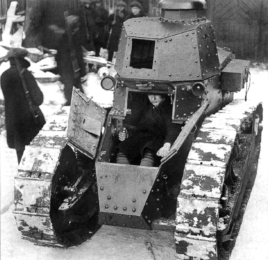 Трофейный танк Рено ФТ-17 (без вооружения) на Сормовском заводе. Зима 1919.jpg