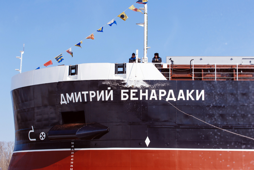 крещение судна - бутылка шампанского разбита о борт.jpg крещение судна - бутылка шампанского разбита о борт.jpg