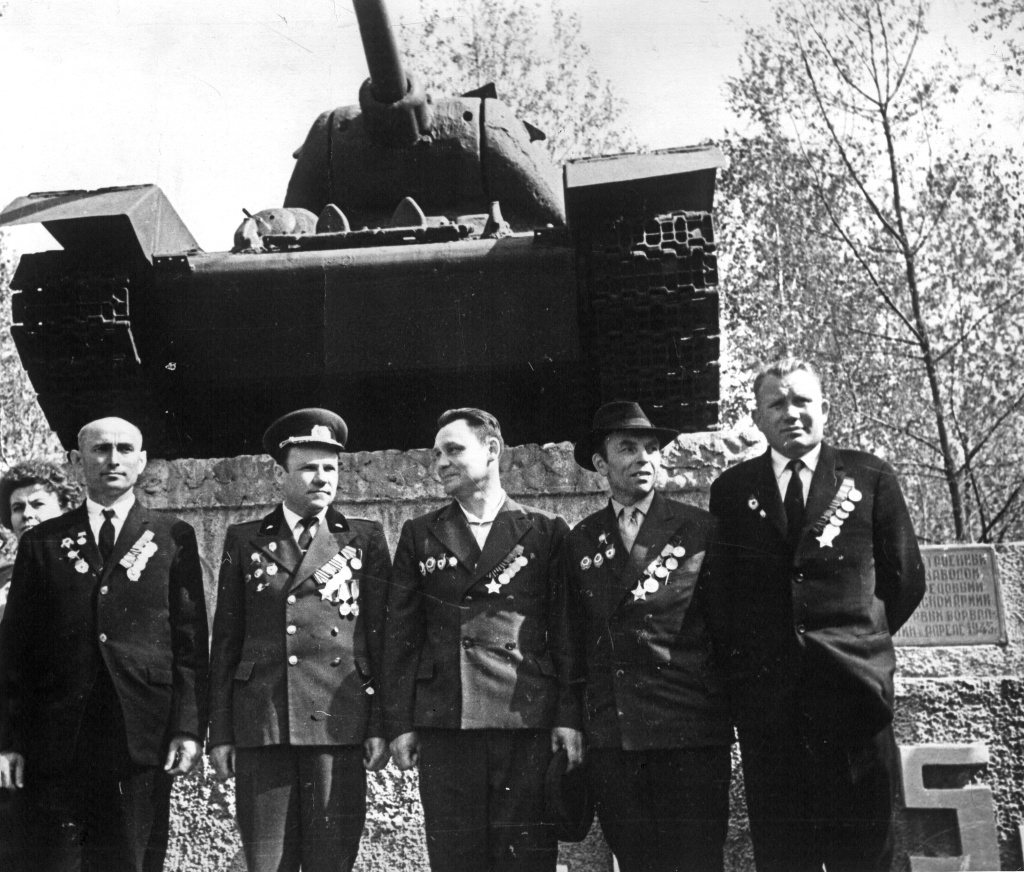 экипаж танка №422 на Красном Сормове в 1985 г..jpg экипаж танка №422 на Красном Сормове в 1985 г..jpg