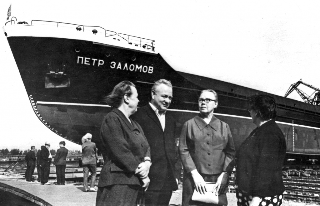 спуск сухогруза Петр Заломов. 1977. дочери.JPG