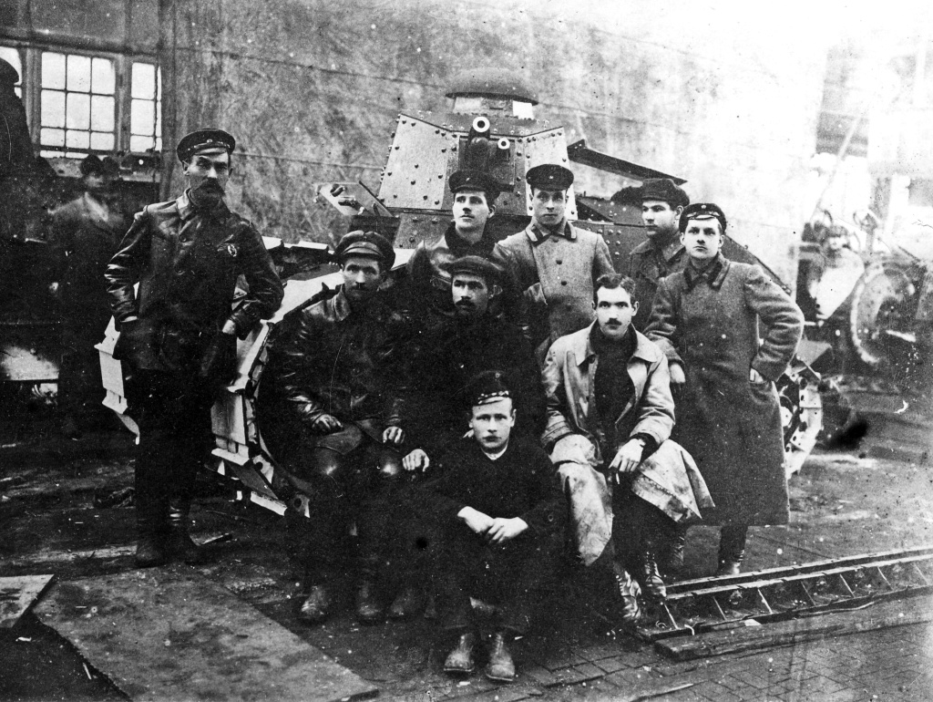 Гаугель (крайний слева) в цеху с создателями первого танка. 1919.jpg