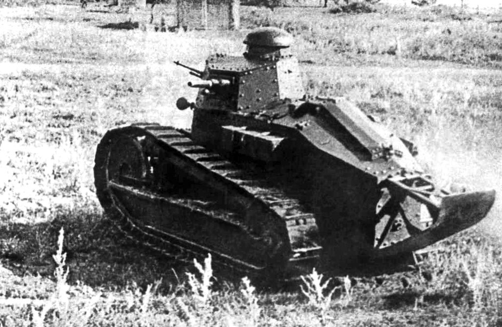 Танк «Рено-русский» со смешанным вооружением на манёврах. 1920-е годы.jpg