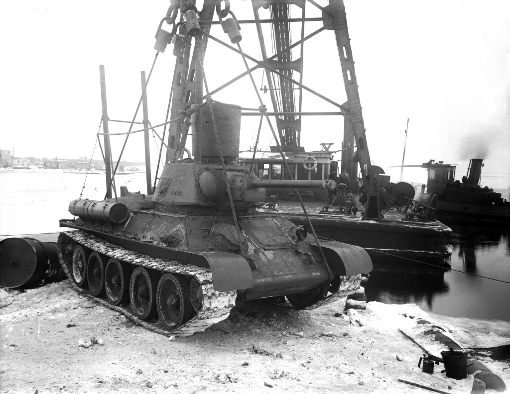 Т-34-76 на тросах плавучего крана.jpg Т-34-76 на тросах плавучего крана.jpg
