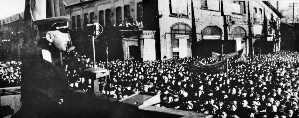 Завод «Красное Сормово» митинг передача на вечное хранение Знамя ГКО.1946 год.jpg Завод «Красное Сормово» митинг передача на вечное хранение Знамя ГКО.1946 год.jpg