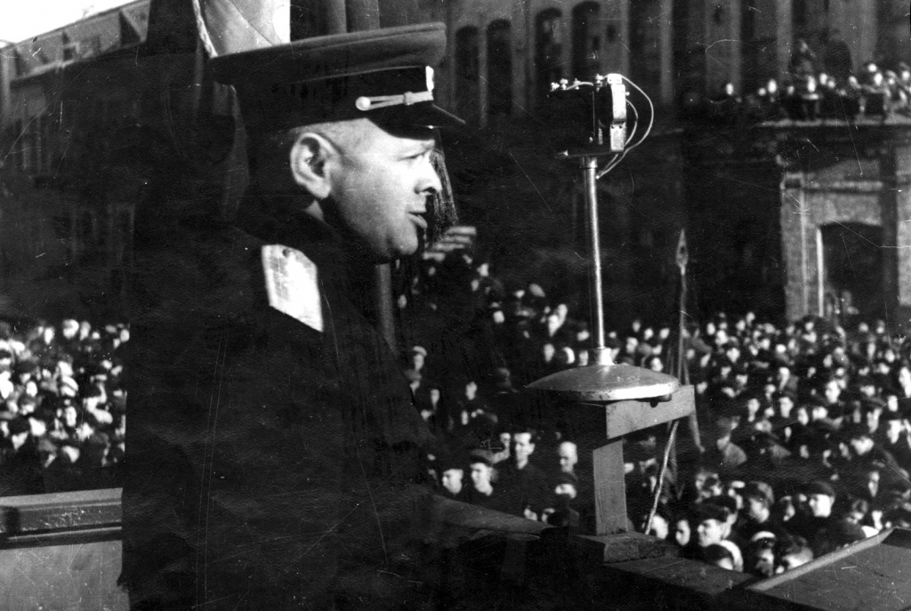 2. Рубинчик на заводском митинге -ГКО.jpg 2. Рубинчик на заводском митинге -ГКО.jpg