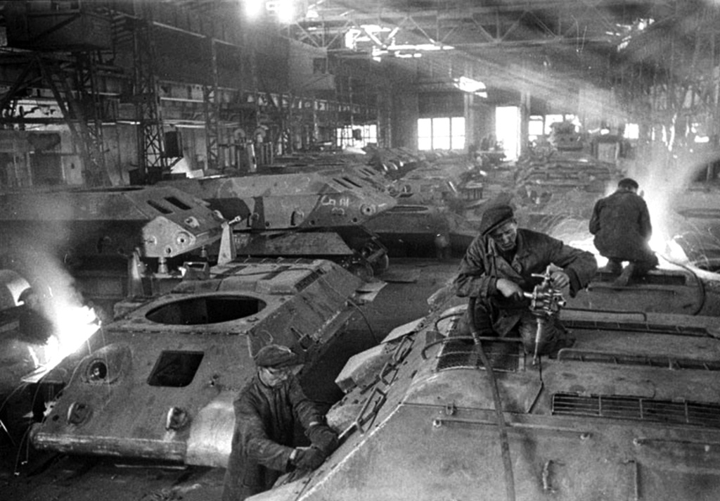 1942. Сборка танков Т-34. Завод Красное Сормово.jpg 1942. Сборка танков Т-34. Завод Красное Сормово.jpg