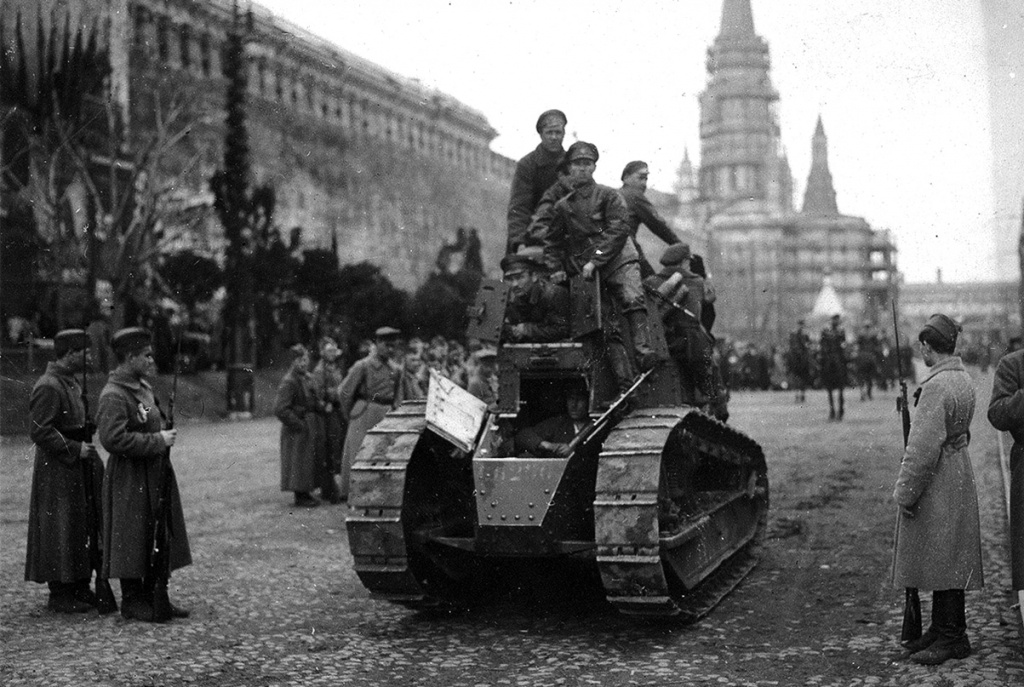 Первый танк на Кр. площади.jpg Первый танк на Кр. площади.jpg