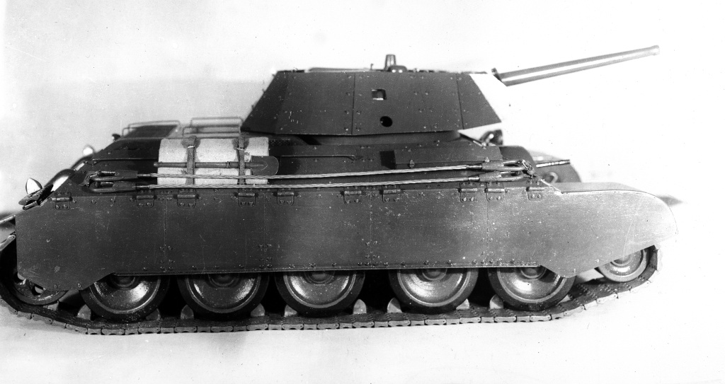 Т-34 с навесной броней.jpg Т-34 с навесной броней.jpg