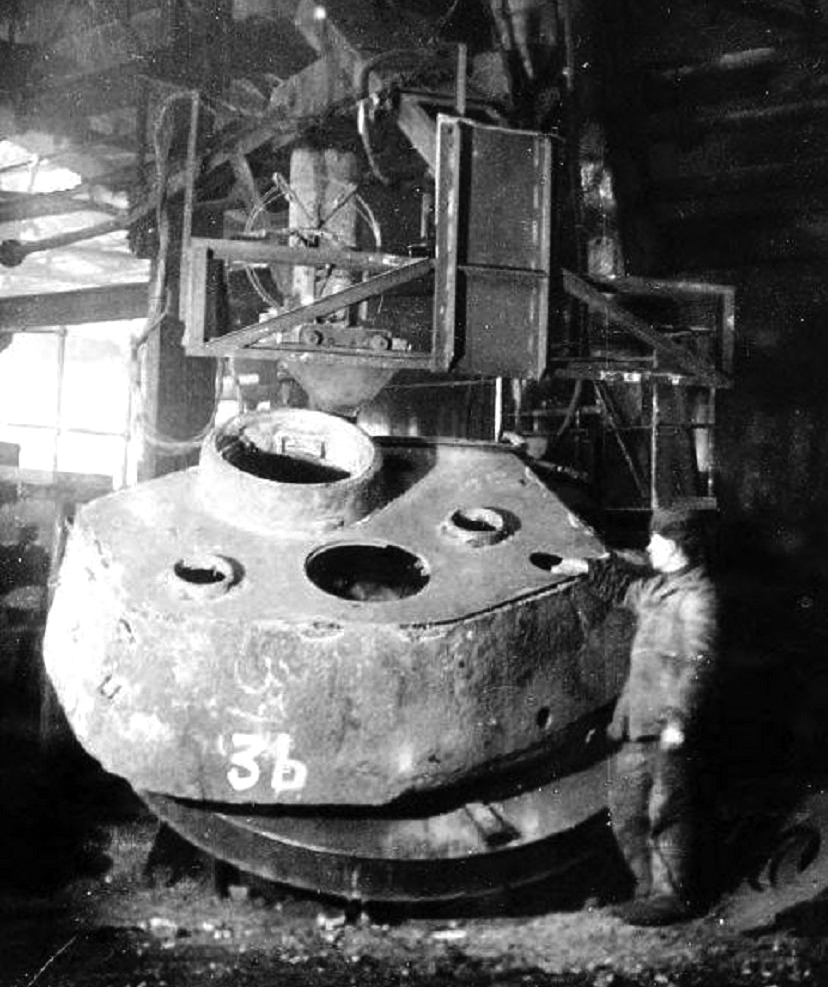 1945. Установка для автоматической сварки под флюсом крыши башни танка Т-34-85. Завод №112 Красное Сормово.jpg 1945. Установка для автоматической сварки под флюсом крыши башни танка Т-34-85. Завод №112 Красное Сормово.jpg