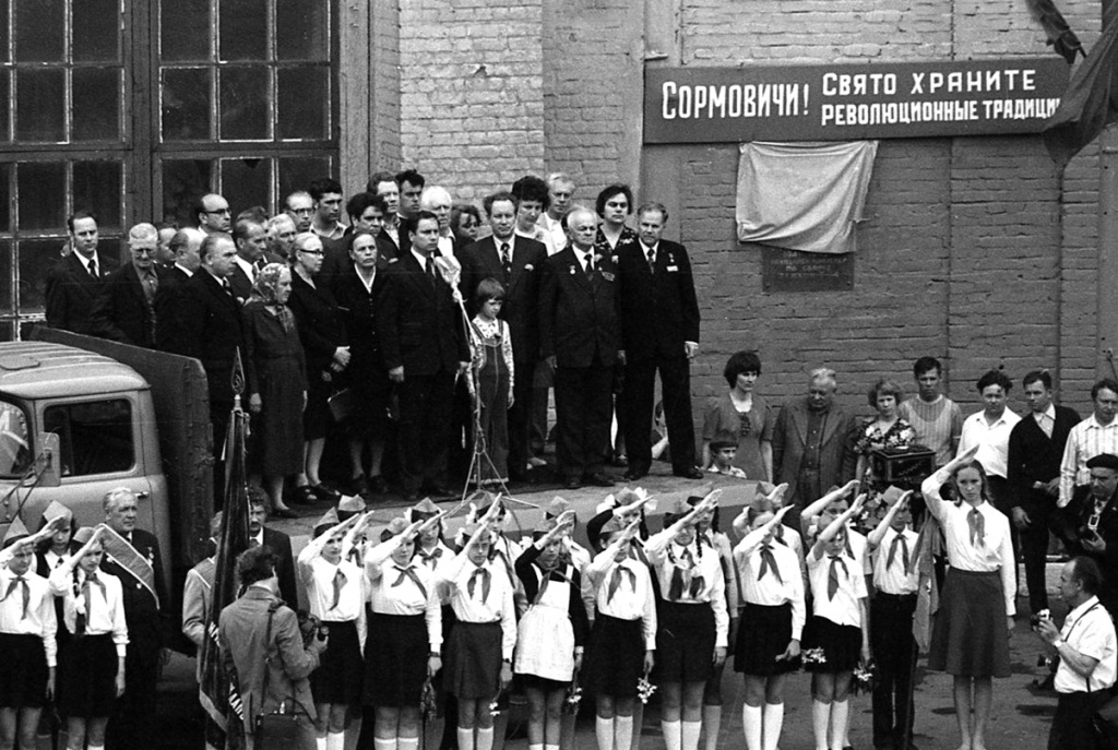 25.Открытие доски на РМЦ о строительстве танков (Леонов, Рубинчик, дочери Заломова).jpg