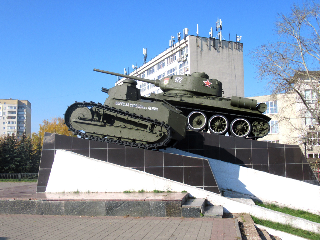 Танки сормовской постройки - мемориал у Северной проходной завода.JPG