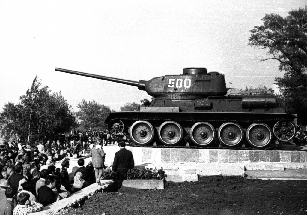 Танк Т-34-85 в Кремле. 1970.jpg Танк Т-34-85 в Кремле. 1970.jpg