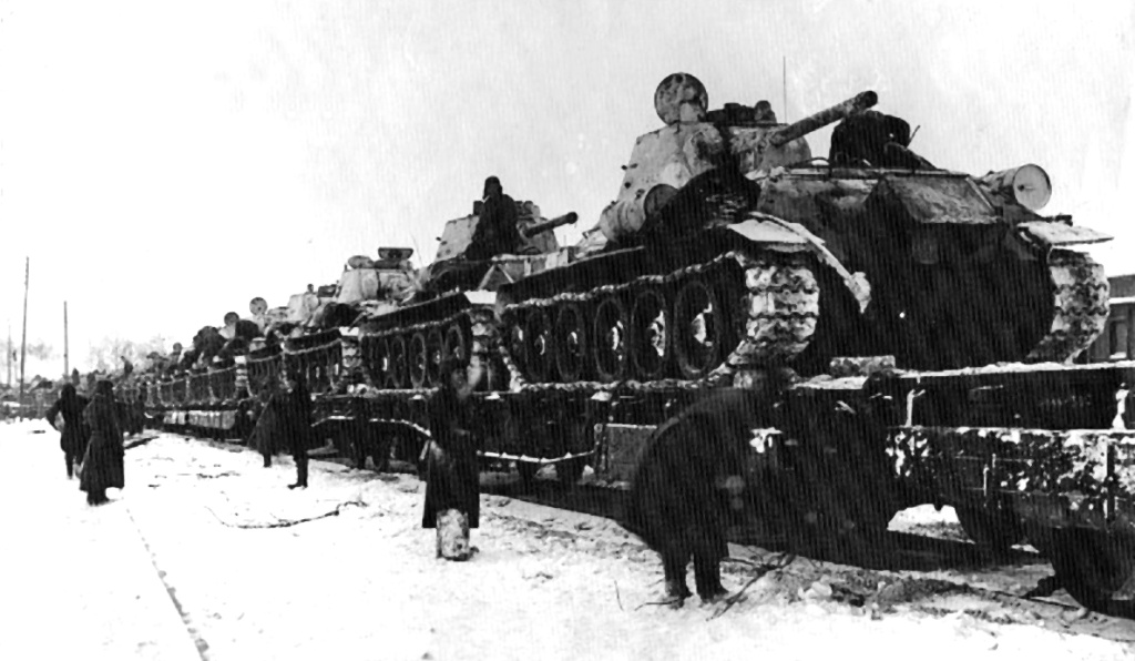 1943. Эшелоны танков Т-34-76 отправляются из Сормова на фронт.jpg 1943. Эшелоны танков Т-34-76 отправляются из Сормова на фронт.jpg