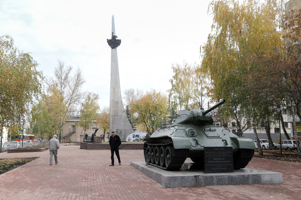 Т-34-76 на пр. Кораблестроителей.jpg Т-34-76 на пр. Кораблестроителей.jpg