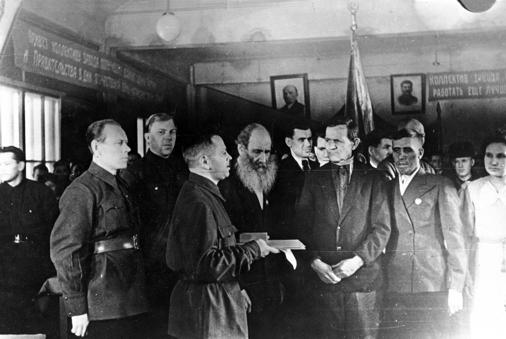 8. - Рубинчик вручает награды.jpg 8. - Рубинчик вручает награды.jpg
