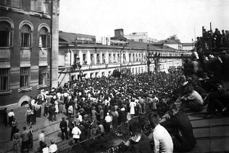 11 августа 1937 года. Встреча сормовичами В. П. Чкалова.jpg 11 августа 1937 года. Встреча сормовичами В. П. Чкалова.jpg